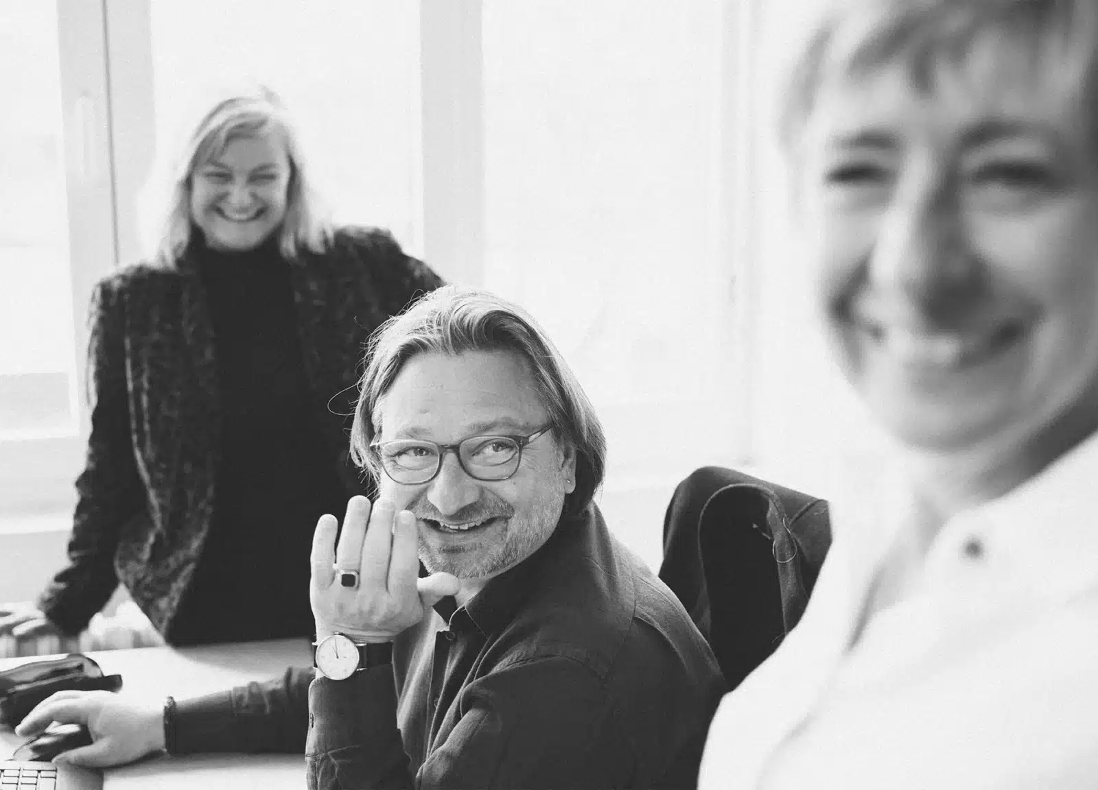Ralf Ansorge und Martina Keller, Geschäftsführung der Profilwerkstatt Darmstadt, mit einer Mitarbeiterin